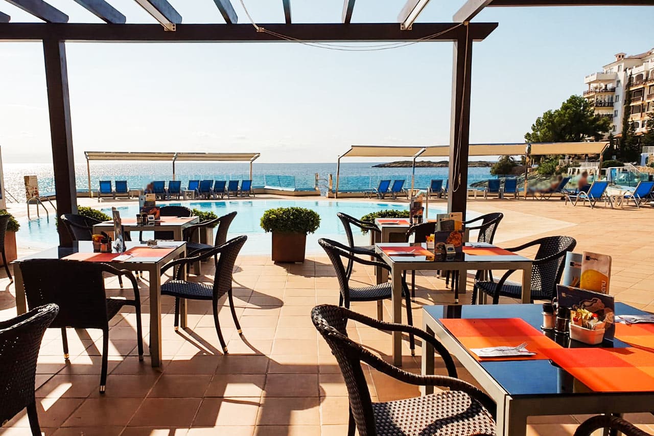Hotellets à la carte-restaurang ligger på terrassen bredvid poolen