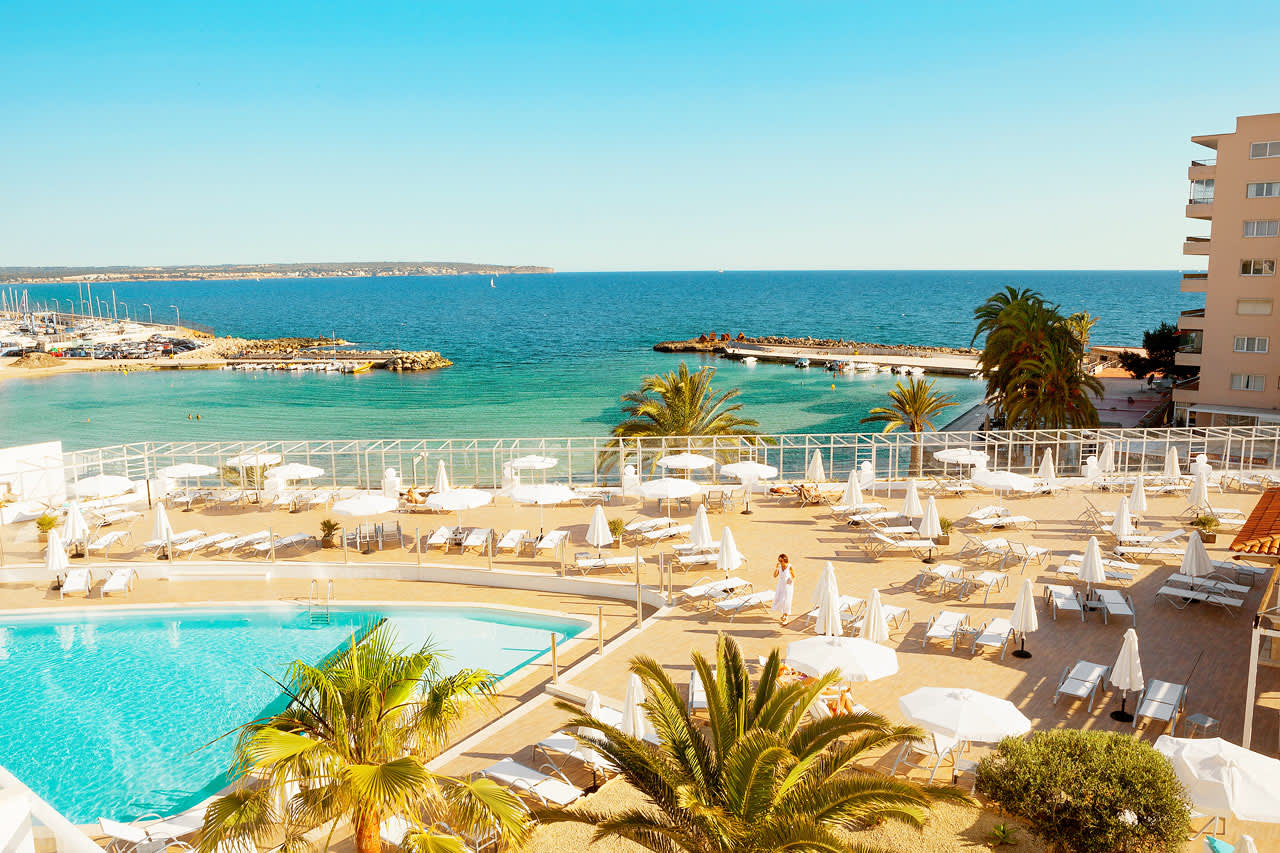 Från hotellets härliga poolområde har du fin utsikt mot Medelhavet.