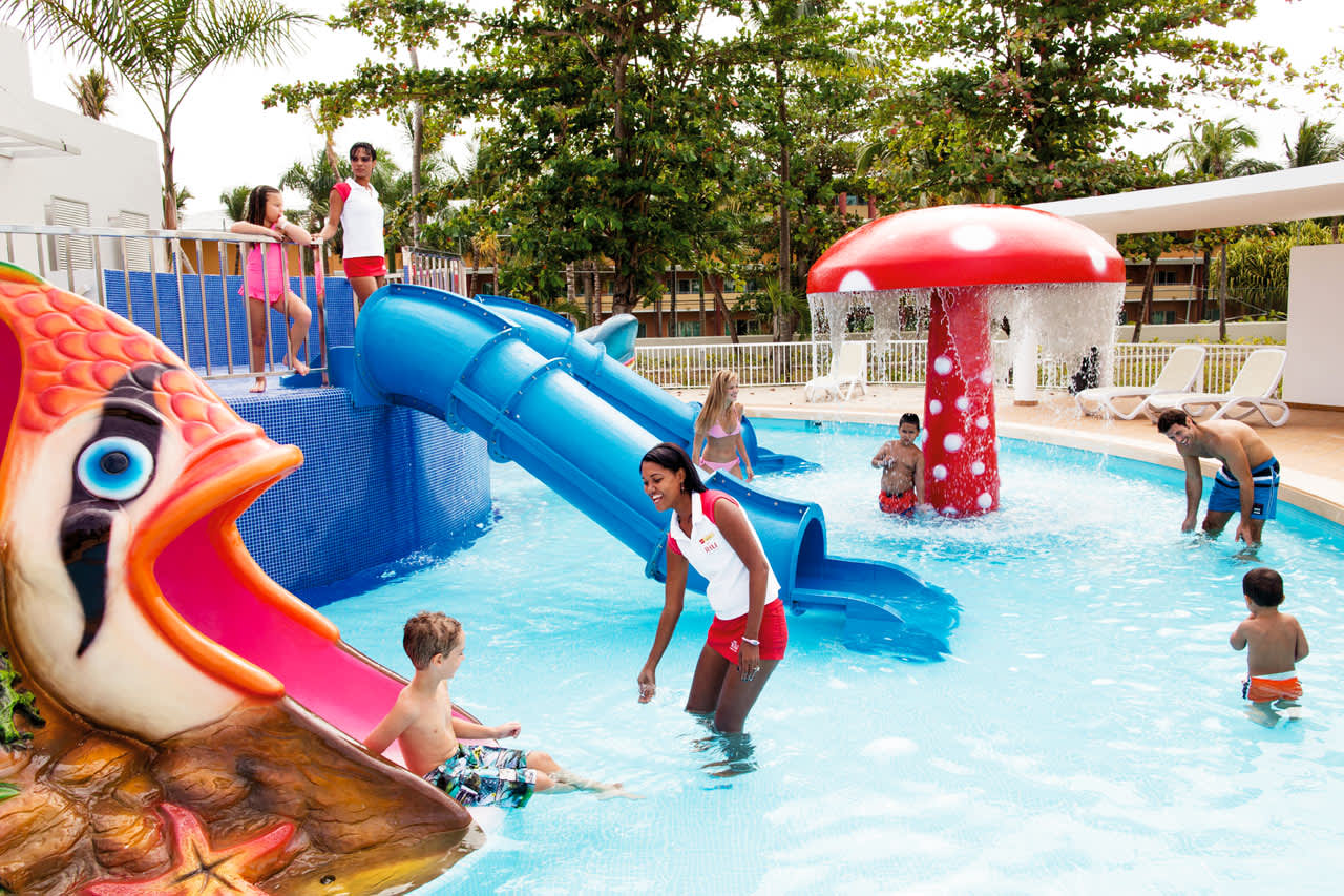 Barnpool i vattenlandet Water Splash World inom Punta Cana Riu Resort