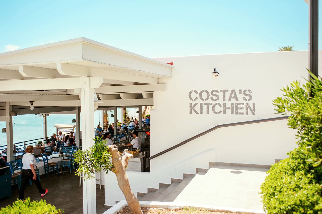 Costas Kitchens serverar både lokala rätter och Sunwingfavoriter som pizza och hamburgare.
