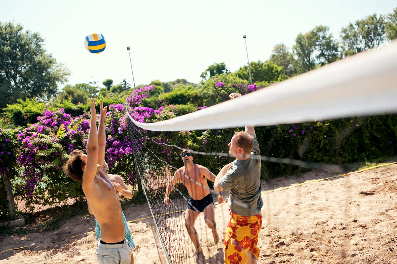 Vill du aktivera dig kan du passa på att spela volleyboll under vistelsen på Sunwing Kallithea Beach.