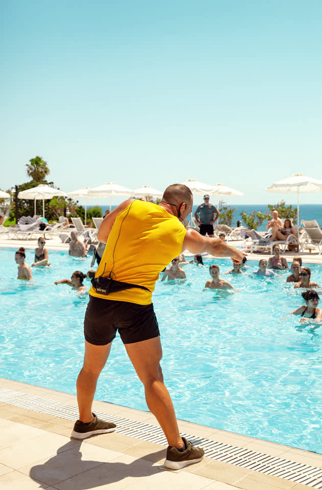 Hoppa ner i poolen och delta i vår populära vattengymnastik.