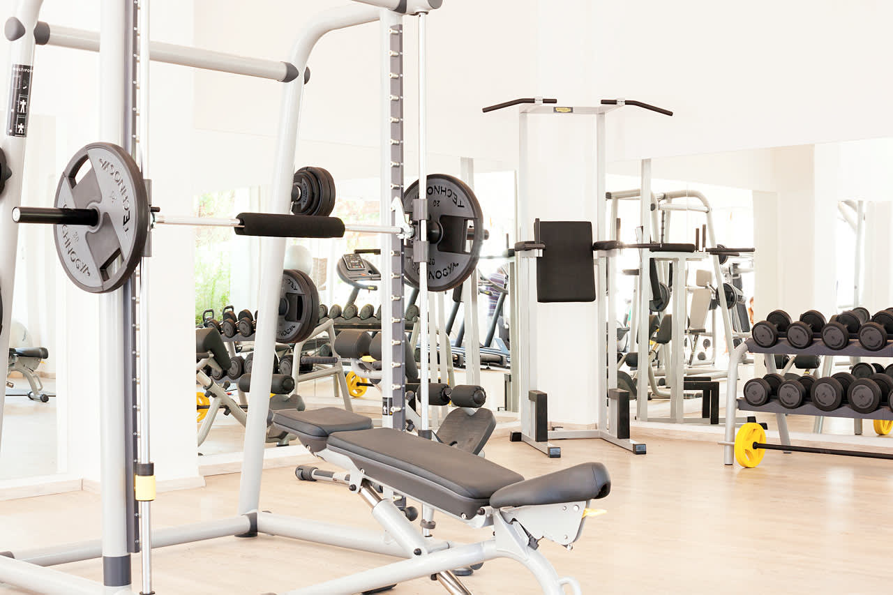 I hotellets gym finns både maskiner och fria vikter.