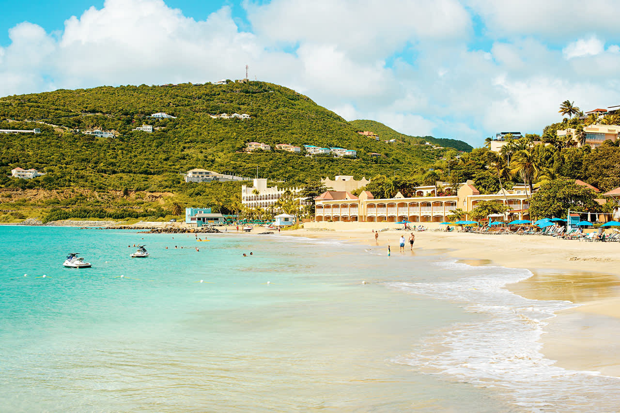 Divi Little Bay Beach Resort ligger på en udde precis vid stranden