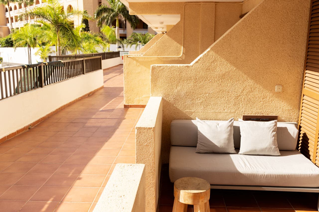 Exempel på balkong/terrass i en loftgång med förbipasserande hotellgäster