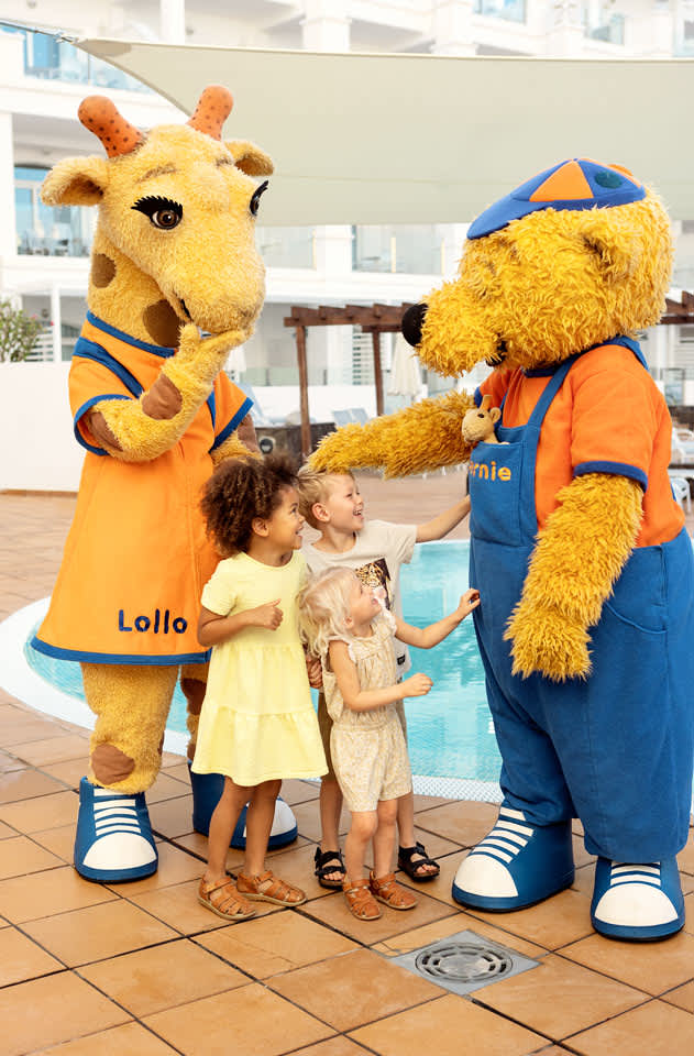 Lollo och Bernie hälsar alla barn välkomna till Sunwing Fañabé Beach.
