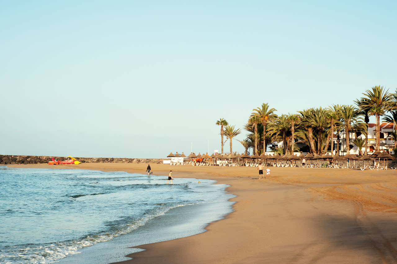 Stranden Playa del Camison nedanför hotellet