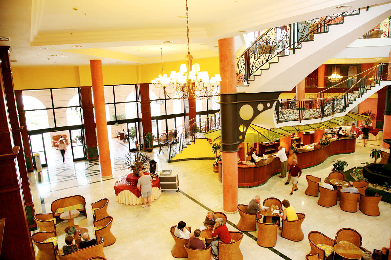 Lobbyområdet i anslutning till en bar på Costa Adeje-delen