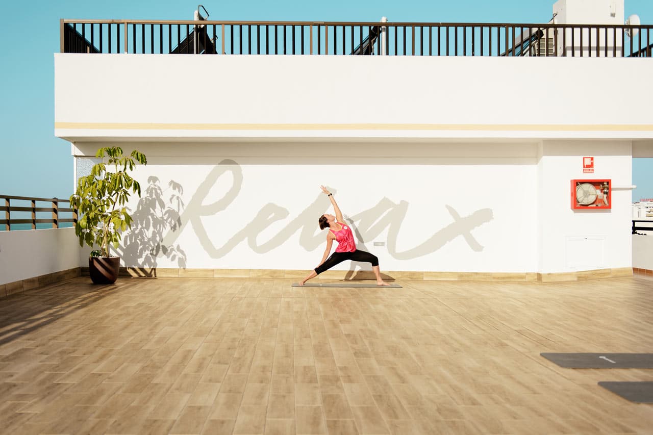 Våra yoga-instruktörer hjälper dig att träna smidighet och balans.