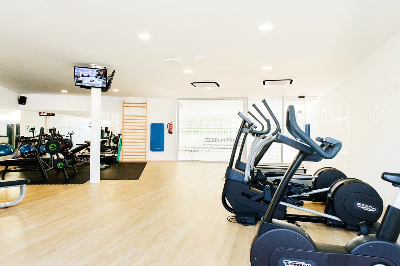 Vårt gym erbjuder moderna maskiner och stora ytor för egna övningar.
