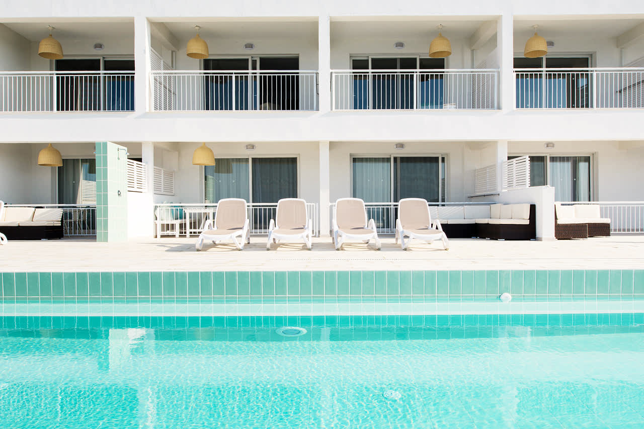 Trerumslägenhet med terrass och access till privat, delad pool