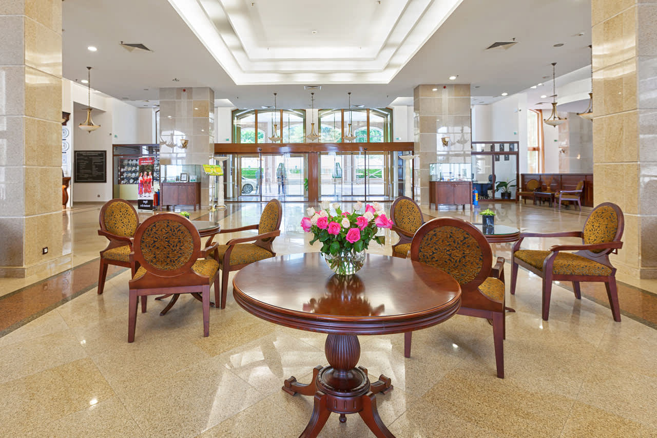 Hotellets reception och lobby