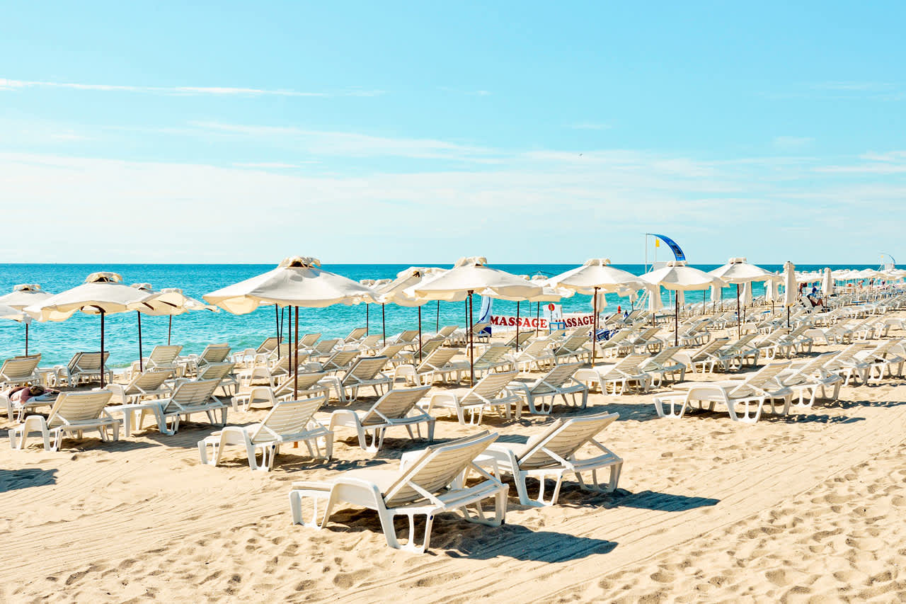 Två solstolar och ett parasoll (per rum) ingår på stranden för hotellets gäster i mån av plats.