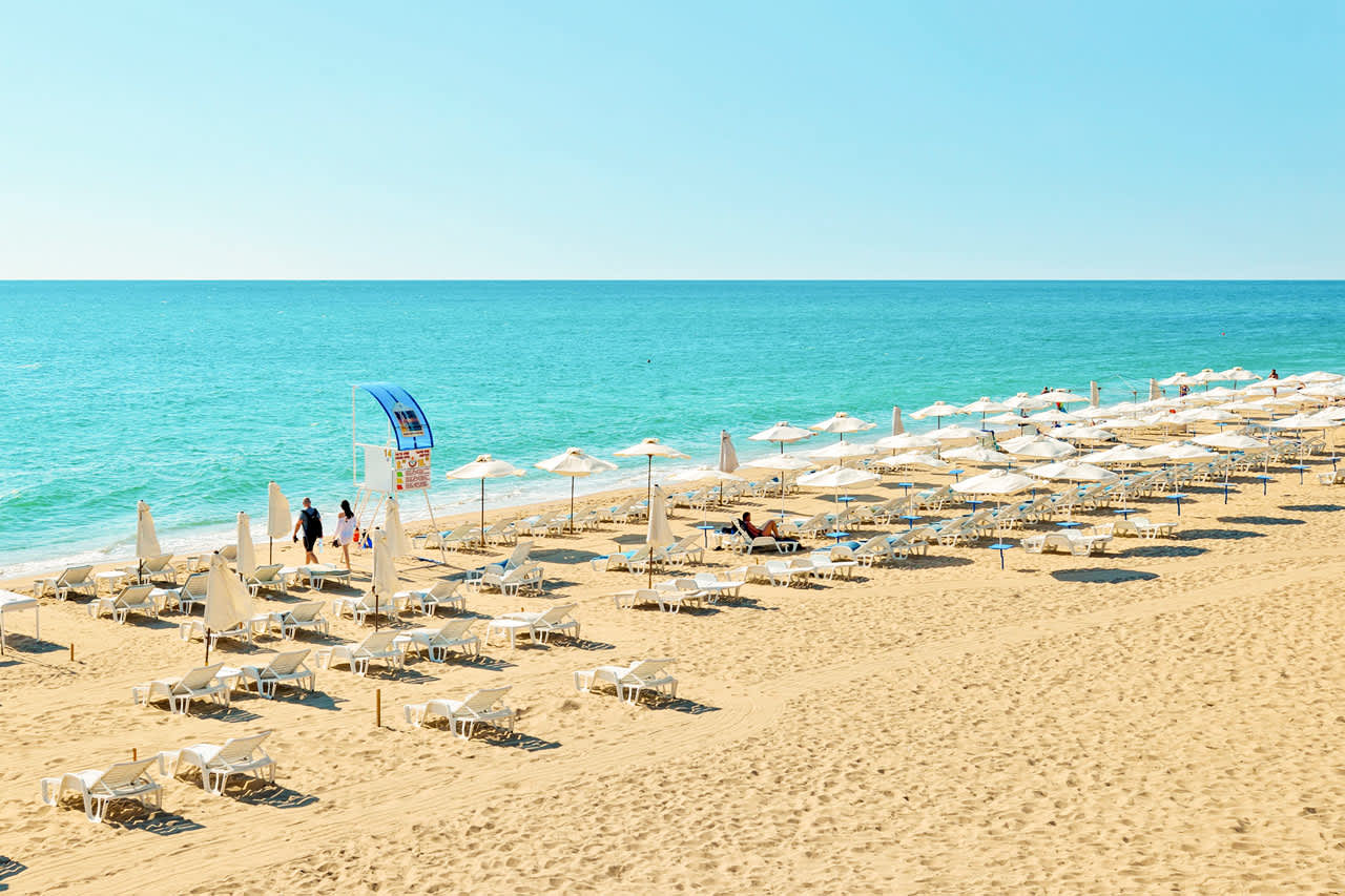Två solstolar och ett parasoll (per rum) ingår på stranden för hotellets gäster i mån av plats