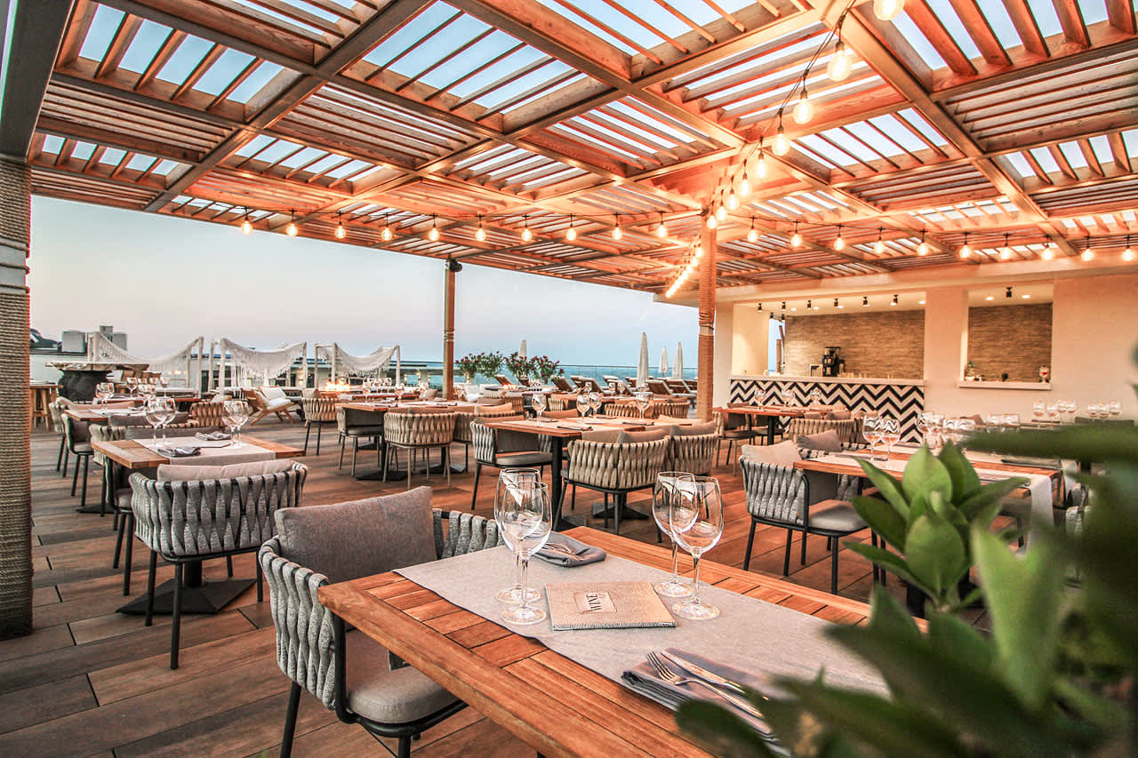 Kombinerad à la carte-restaurang och bar på hotellets takterrass, för gäster boende med GRIFID CONCEPT