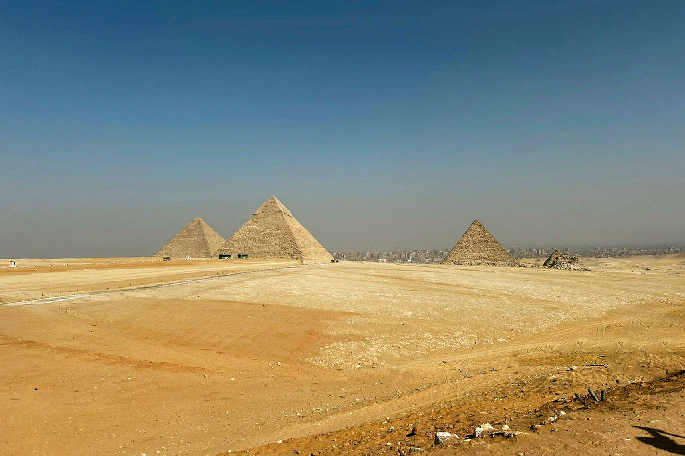 Bilden visar de stora pyramiderna i Giza omgivet av ökenlandskap. (AI-genererad text)