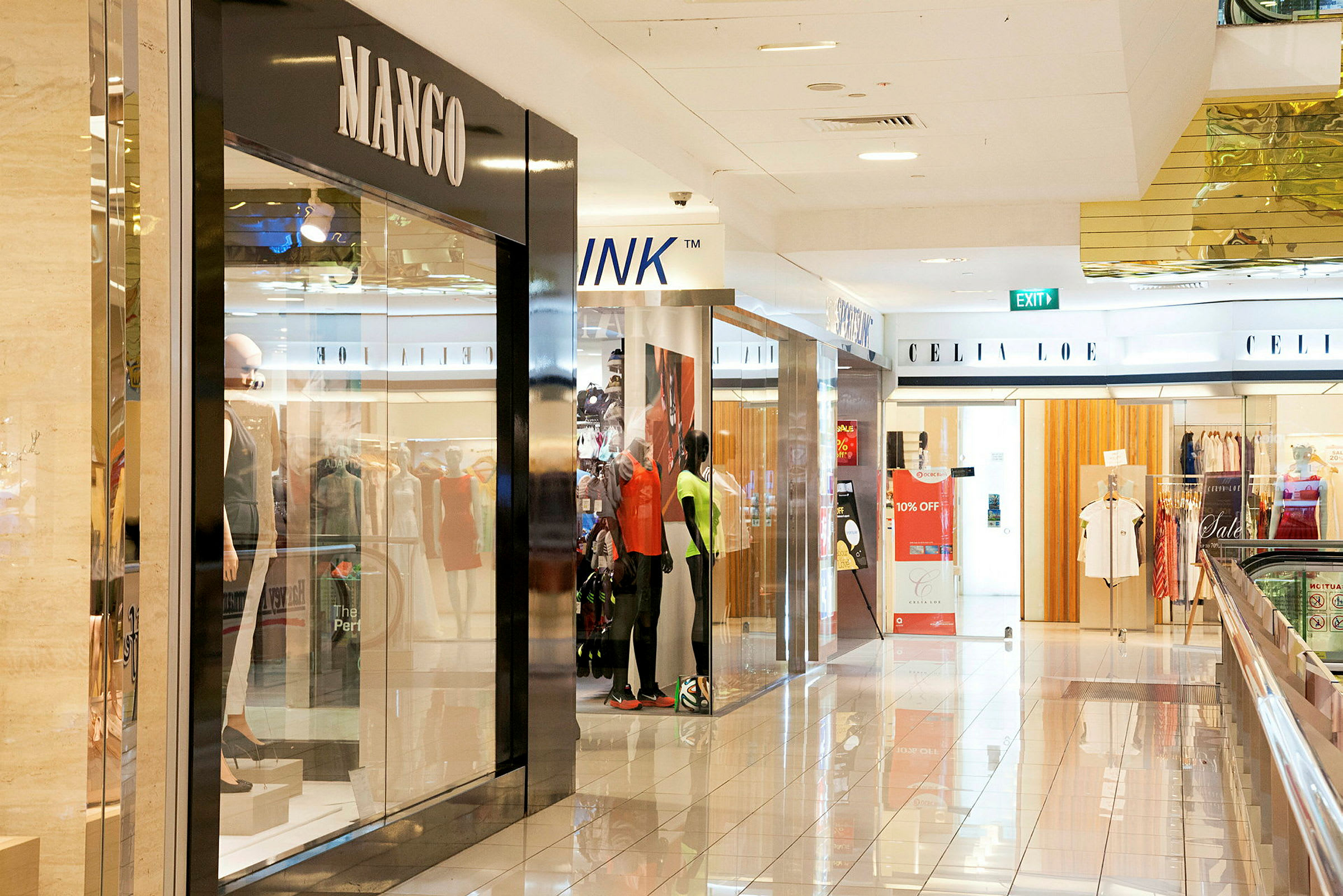 En bild av en shoppinggalleria med klädbutiker och skyltfönster. (AI-genererad text)