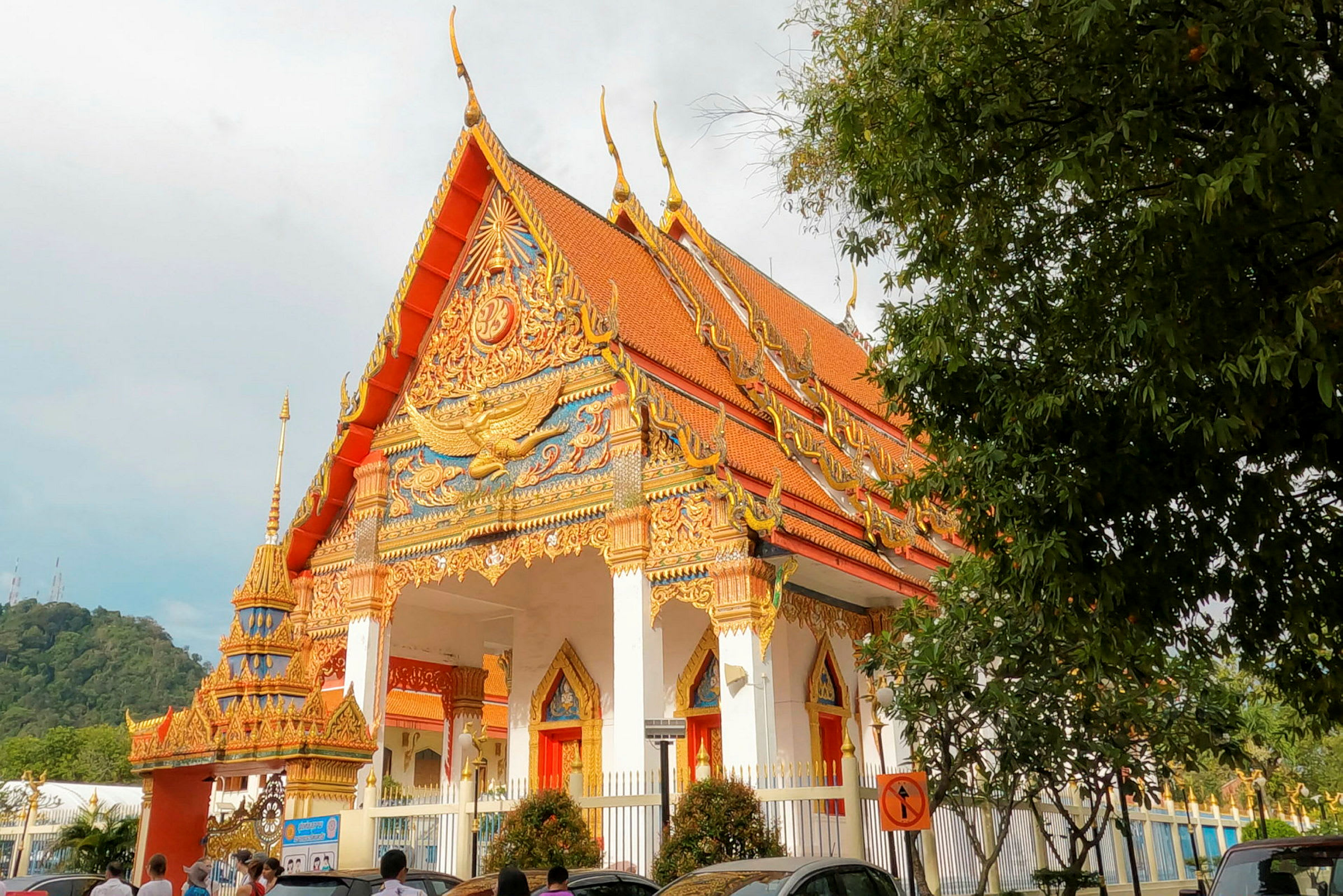 En dekorerad buddhistisk byggnad med röda tak och utsmyckningar. (AI-genererad text)