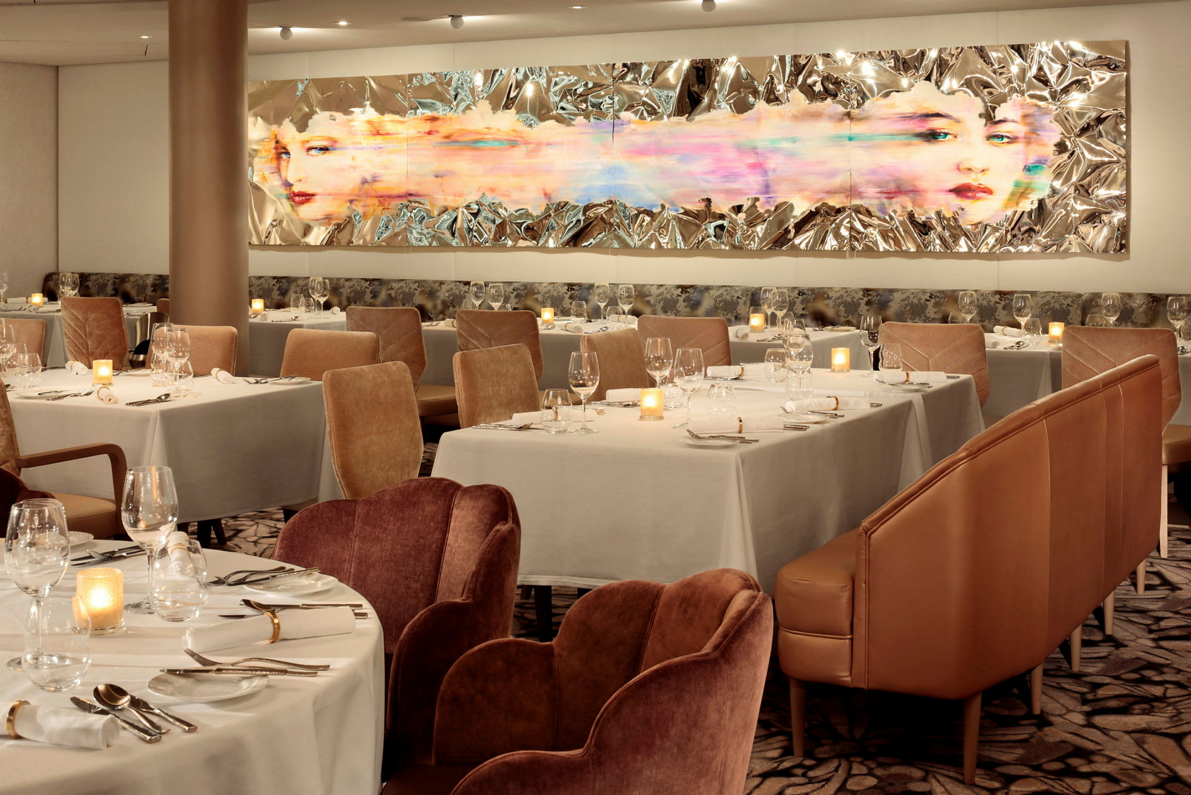 Elegant restaurang med dukade bord, stolsgrupper och modern konst på väggen. (AI-genererad text)
