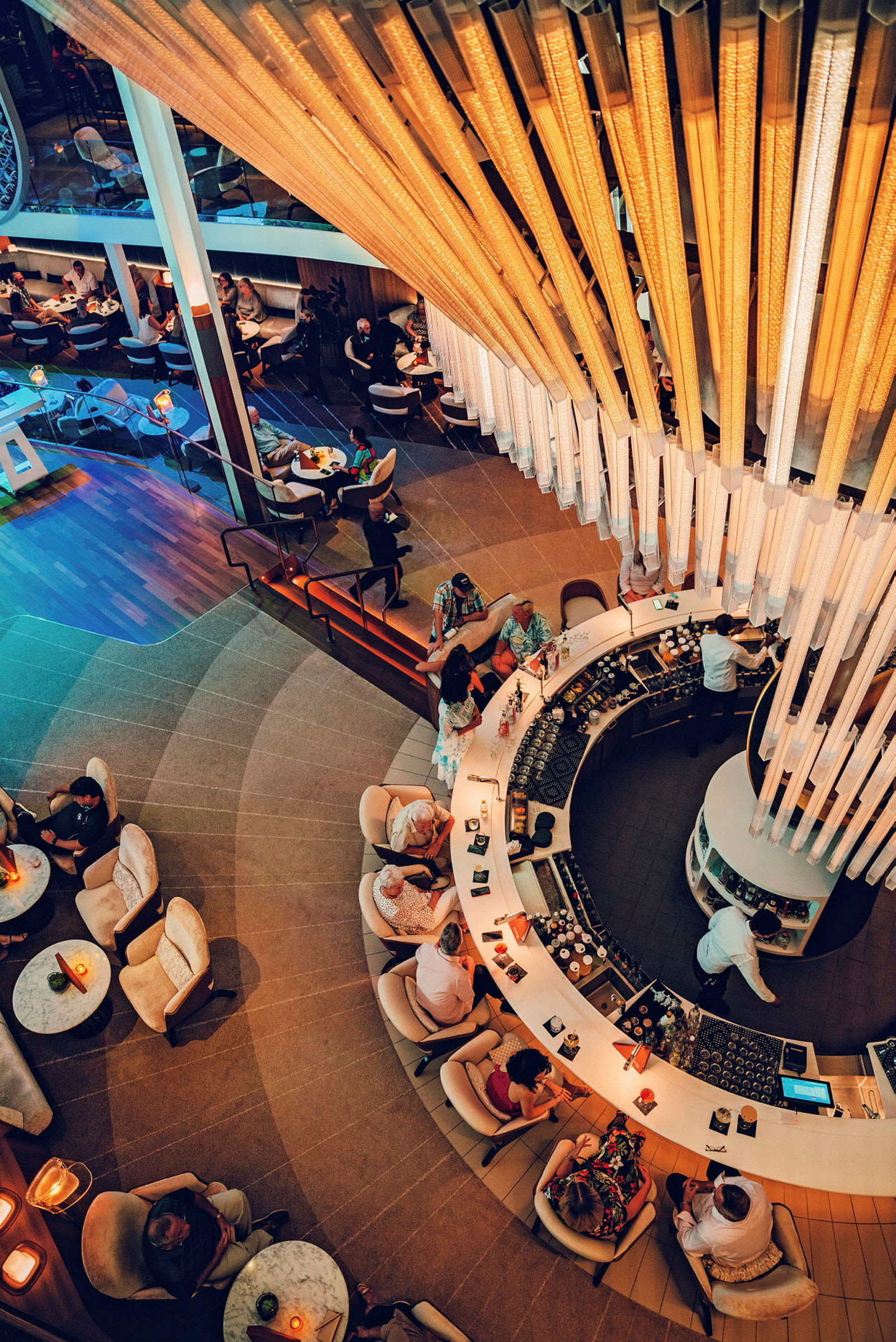 Vy från ovan av en modern bar med sittplatser och gäster. (AI-genererad text)