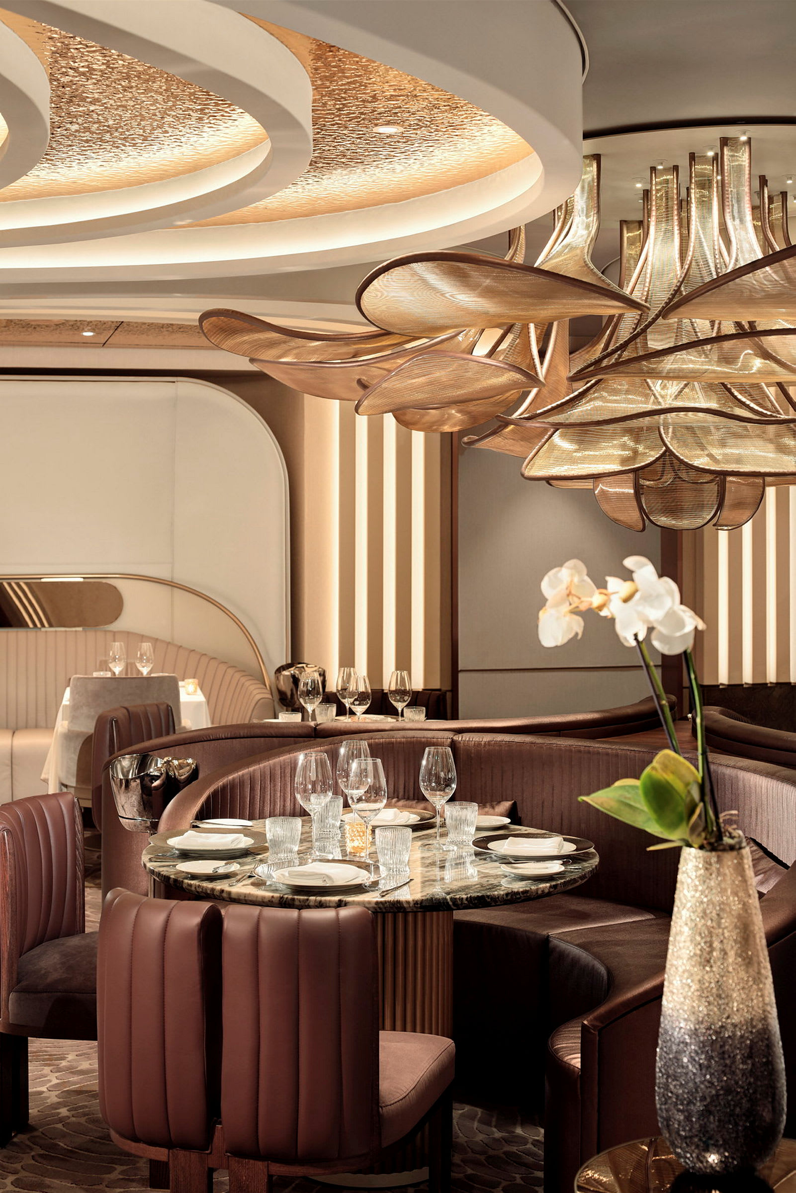 Restaurang med elegant inredning och bord dukade för gäster. (AI-genererad text)