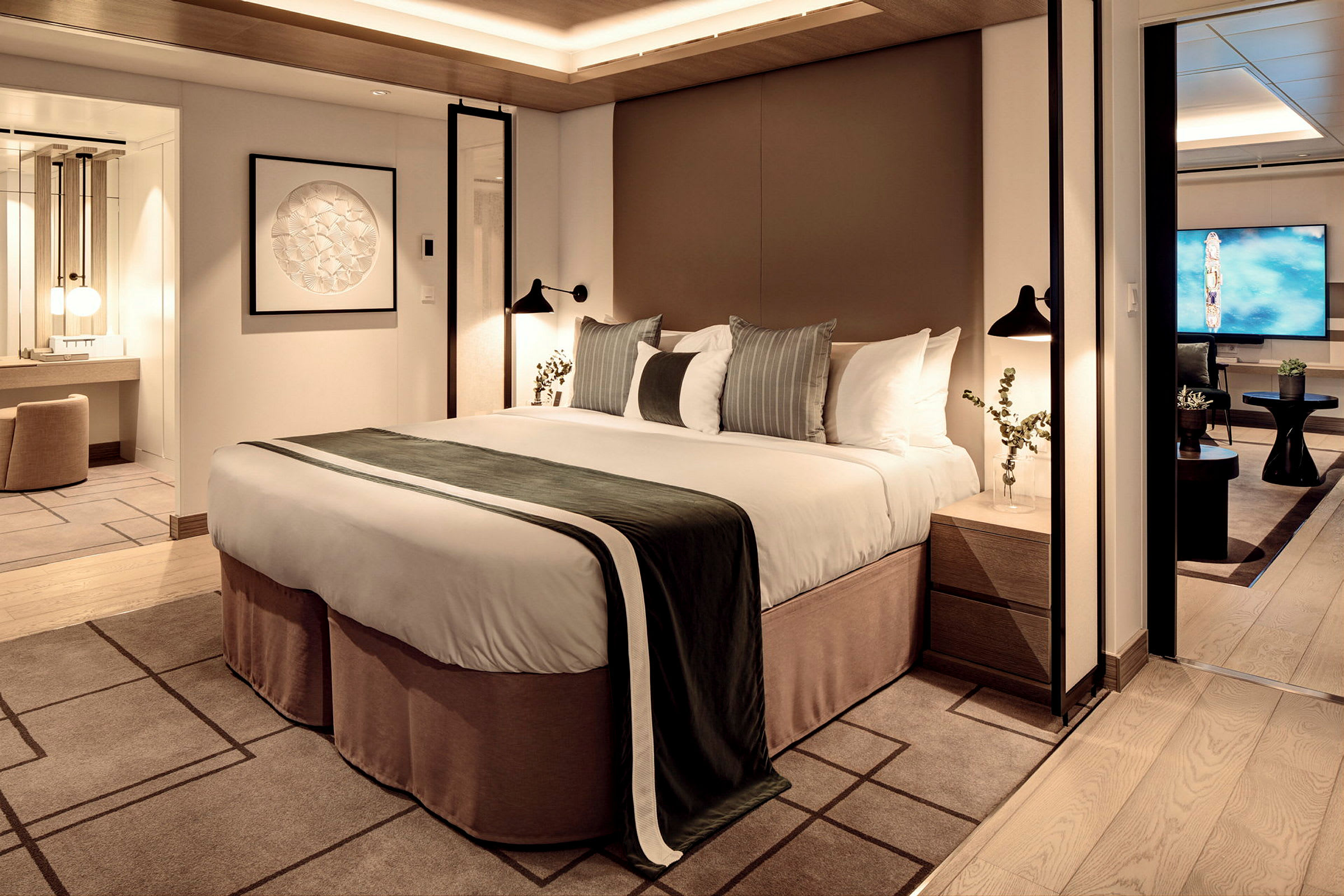 Ett elegant hotellrum med en stor säng och stilren inredning. (AI-genererad text)