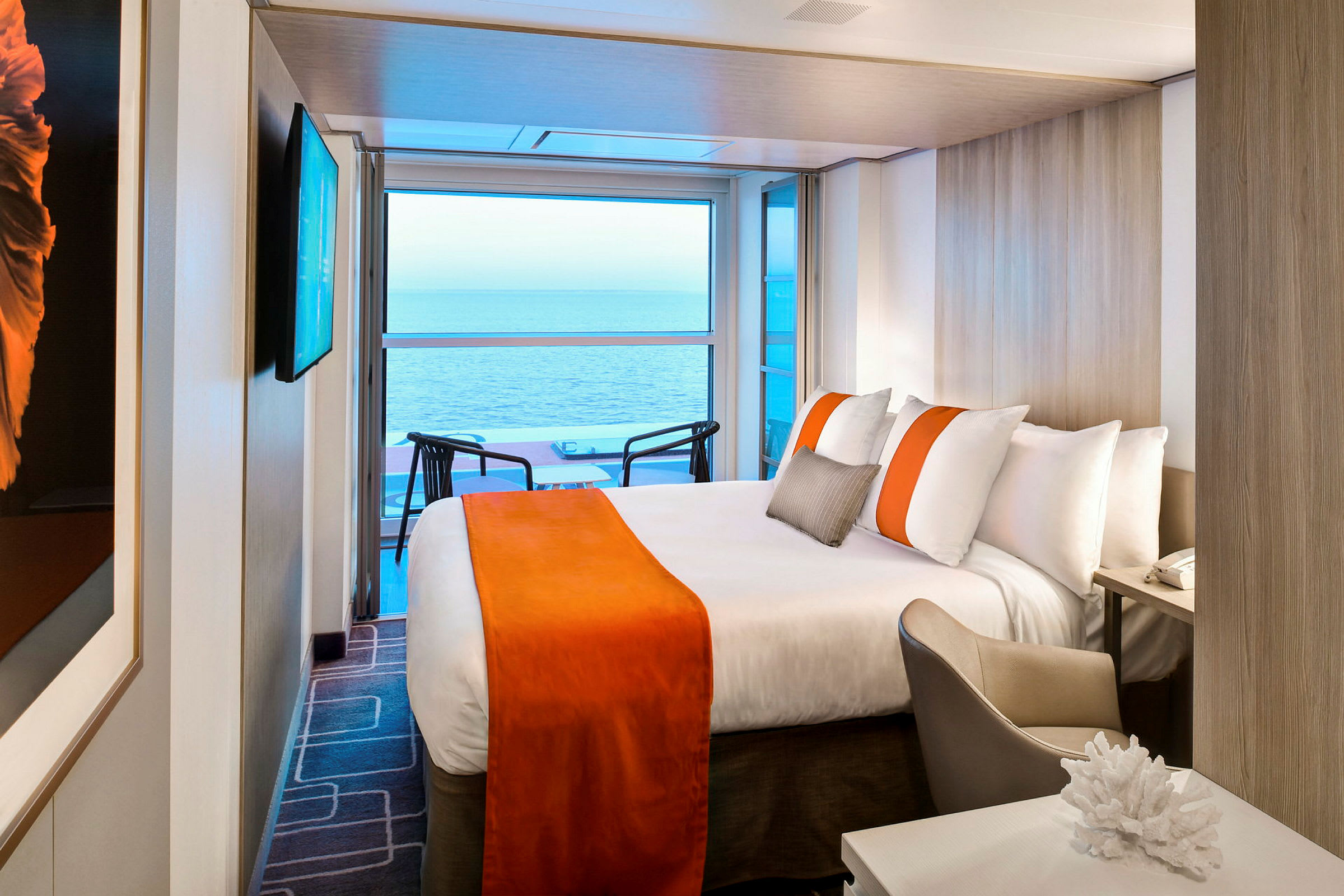 Hotellrum med stor säng och utsikt över havet. (AI-genererad text)
