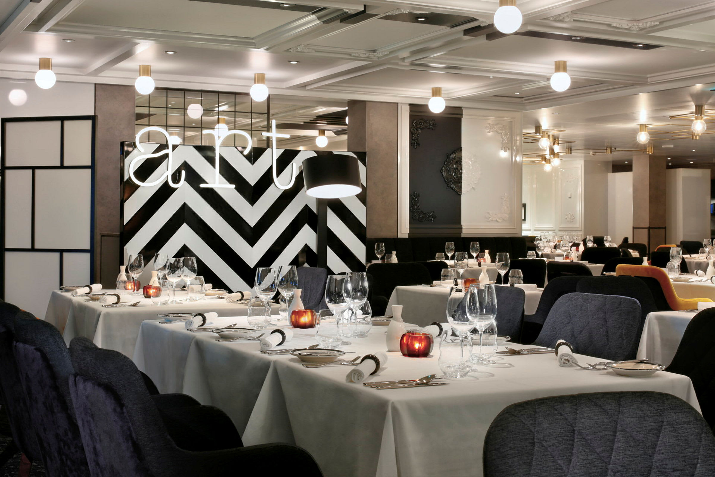 Restauranginteriör med dukade bord och modern inredning. (AI-genererad text)