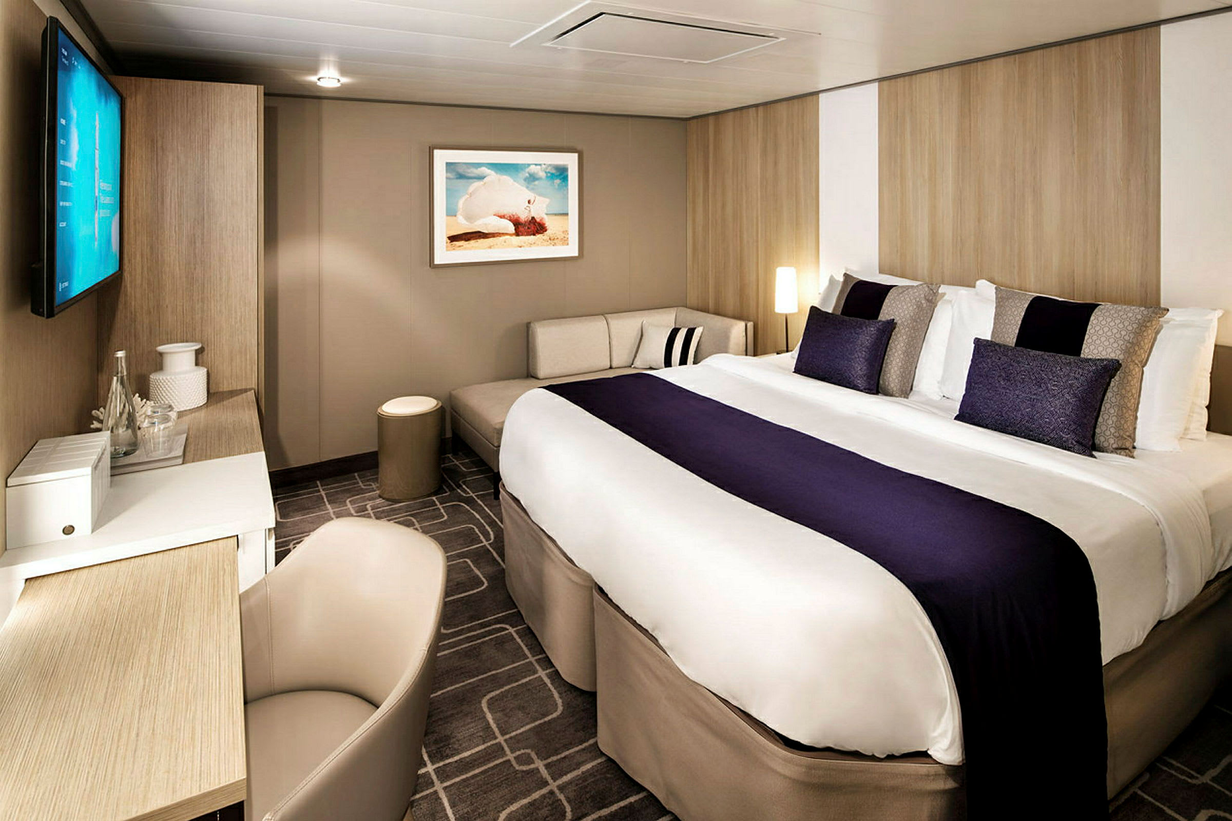 Ett hotellrum med en stor säng och elegant inredning. (AI-genererad text)