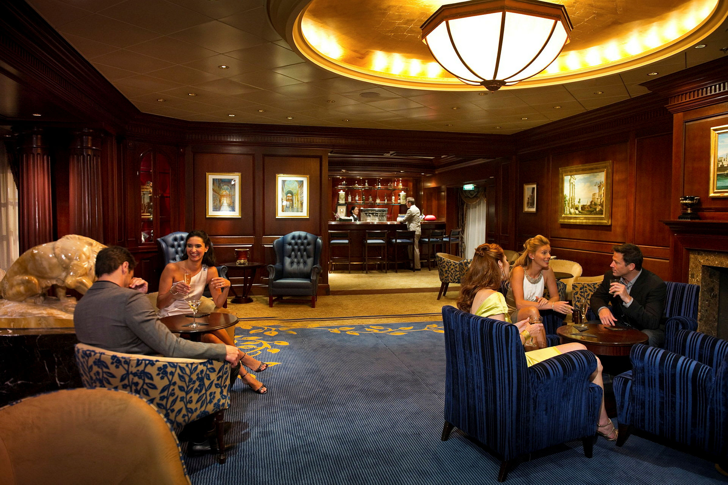 Ett lyxigt hotellrum med sittgrupper och en synlig bar i bakgrunden. (AI-genererad text)