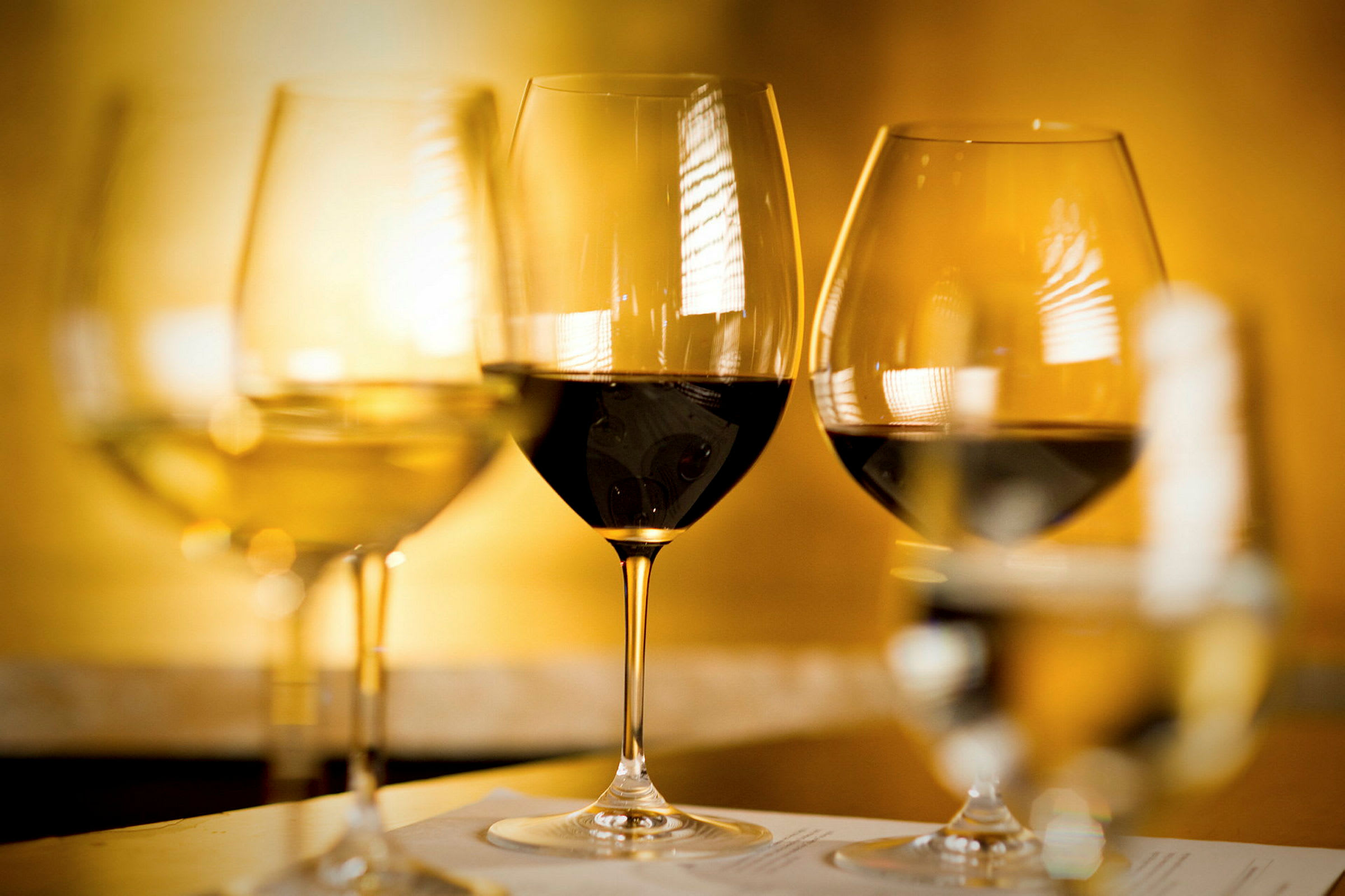 Ett urval av vinglas halvfulla, fyllda med vitt och rött vin. (AI-genererad text)