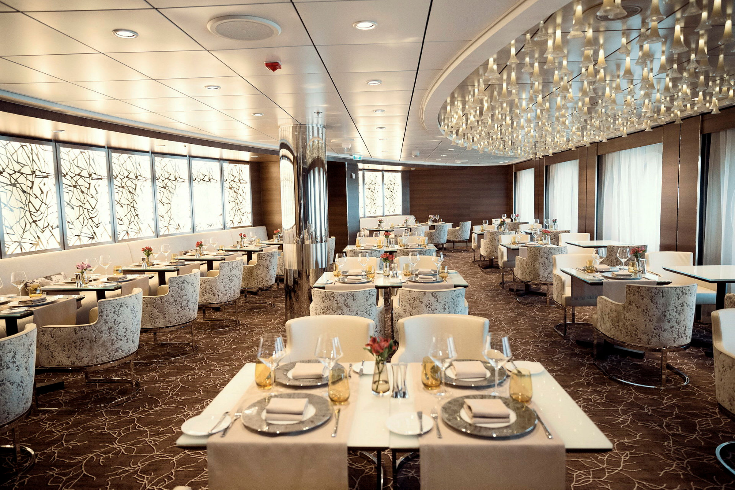 Elegant restaurang med dukade bord och modern belysning. (AI-genererad text)