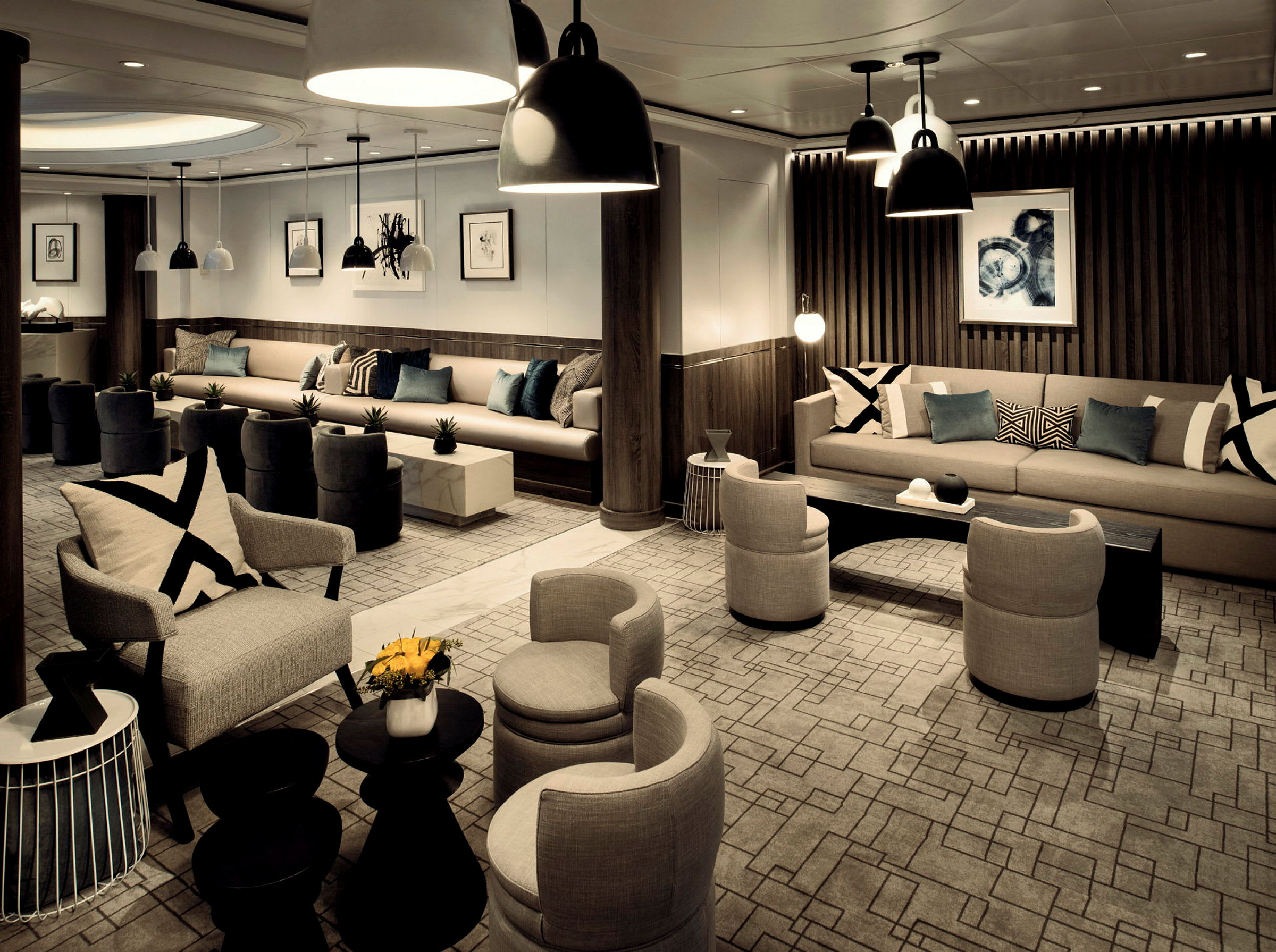Elegant lounge med soffor, fåtöljer och bord. (AI-genererad text)