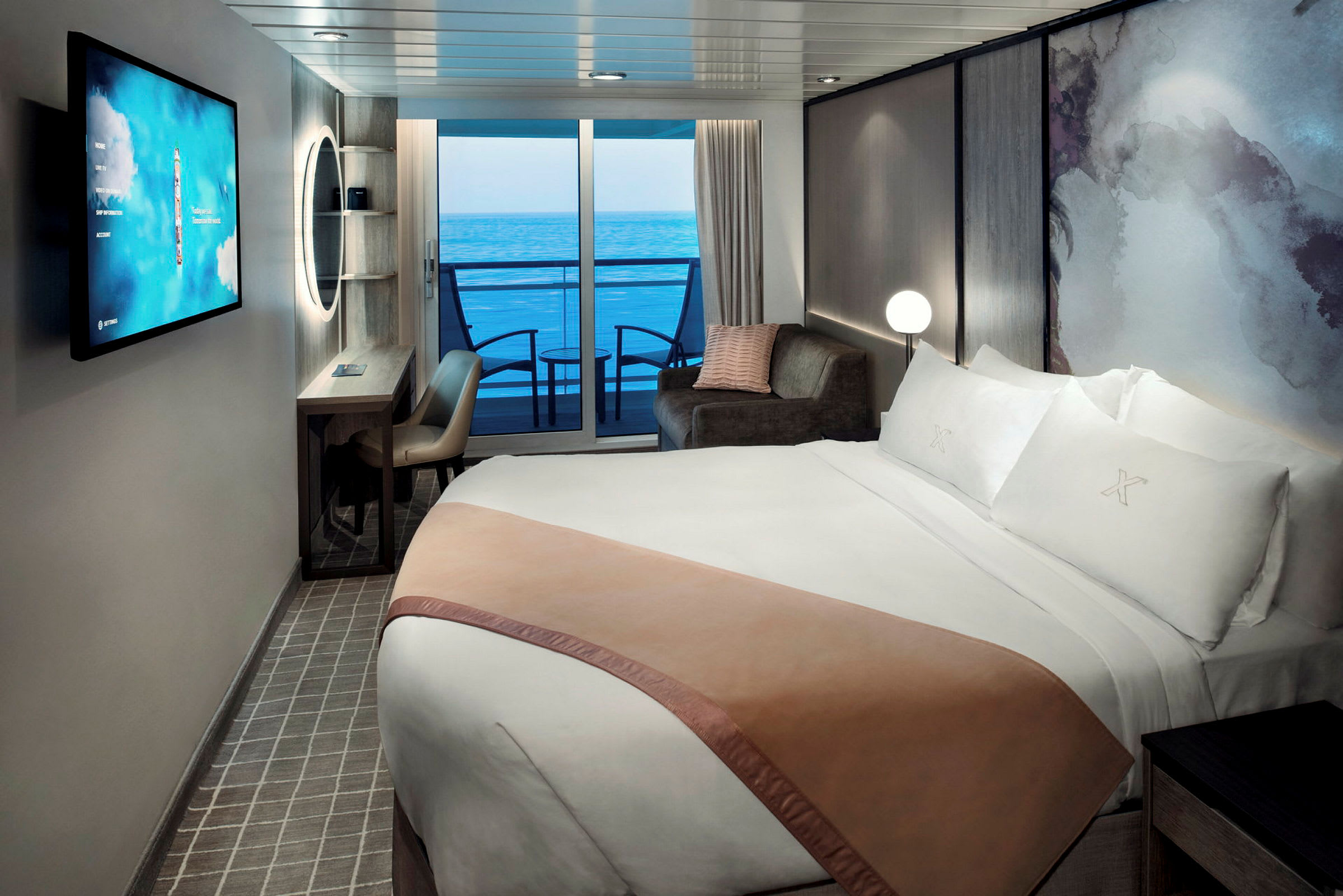 Ett modernt hotellrum med stora glasdörrar som leder till en balkong med havsutsikt. (AI-genererad text)
