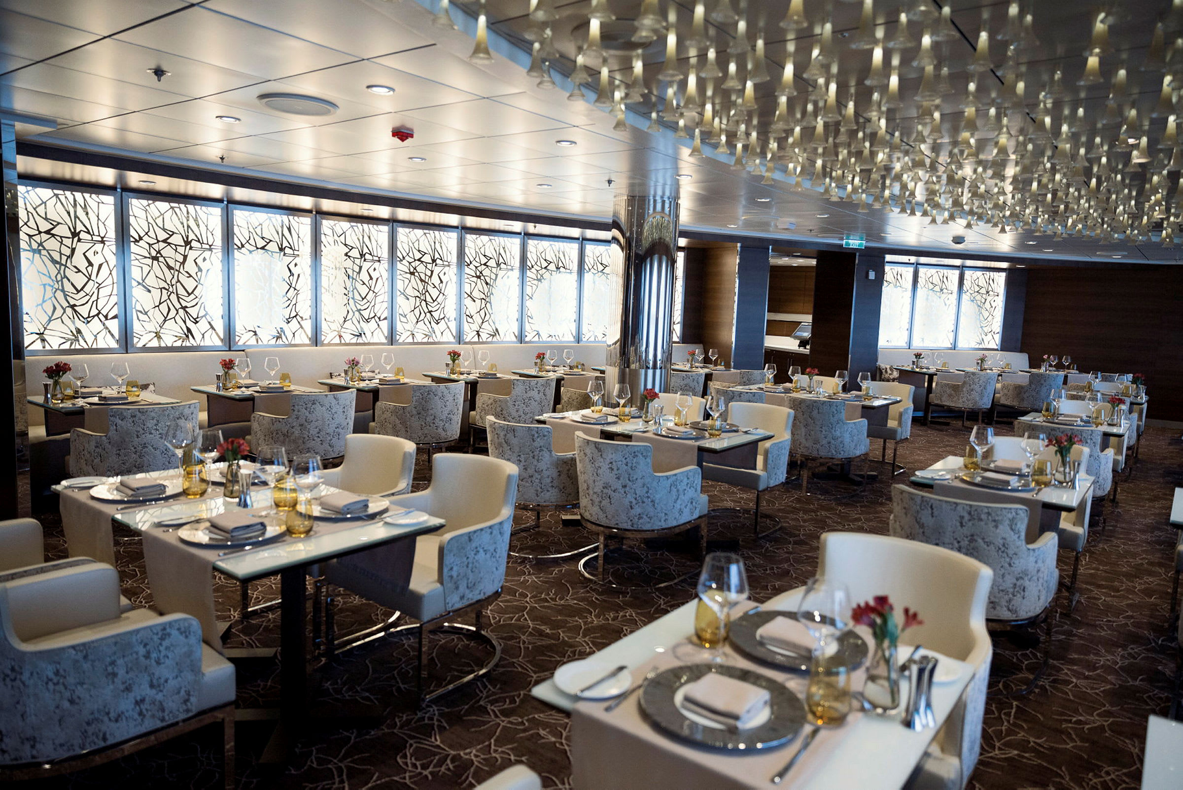 En elegant restaurang med många dukade bord. (AI-genererad text)