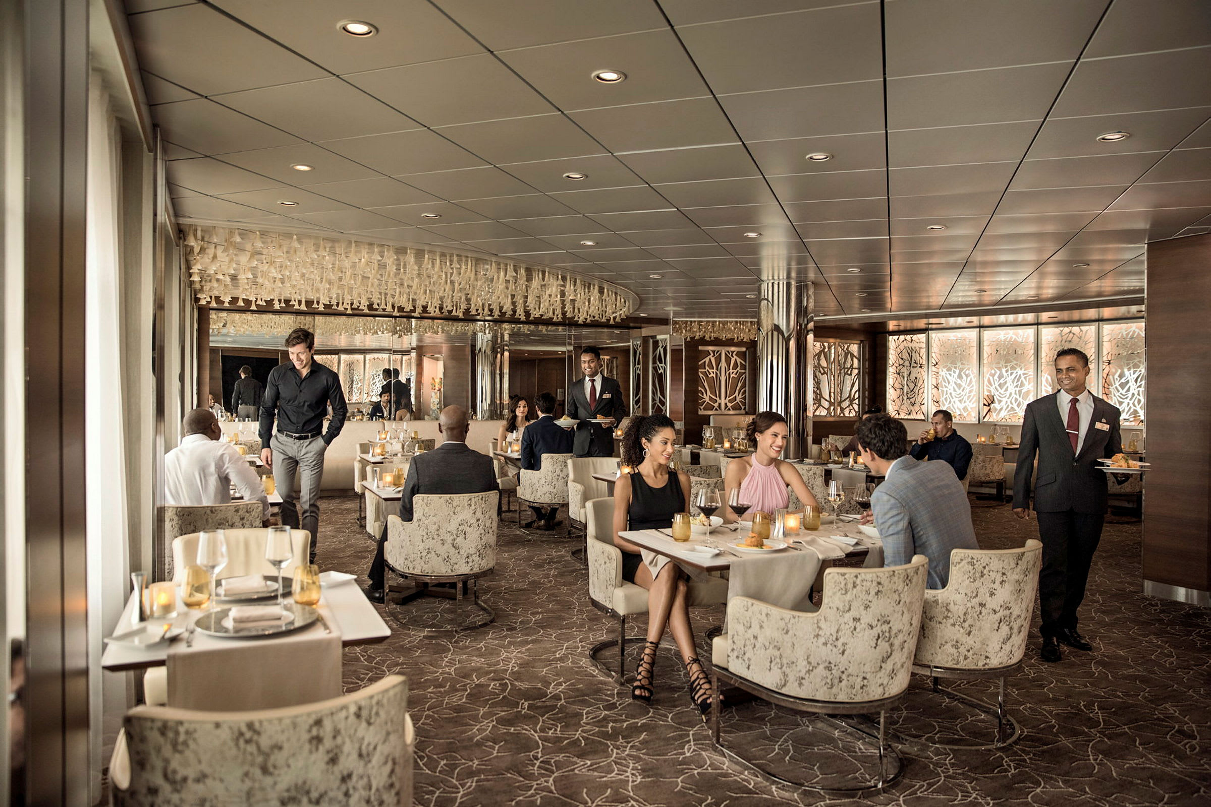 En elegant restaurang med gäster sittande vid bord, upplädda stolar och servitörer som serverar. (AI-genererad text)