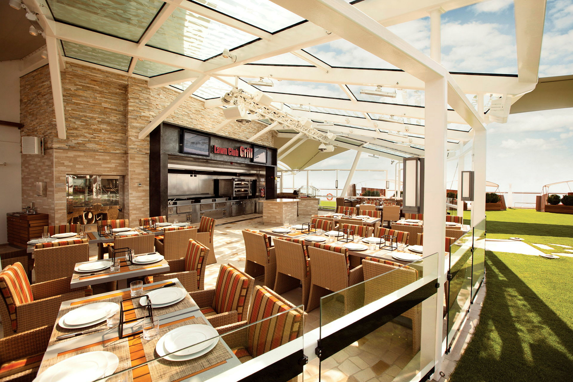En utomhusrestaurang med bord, stolar och grillstation. (AI-genererad text)