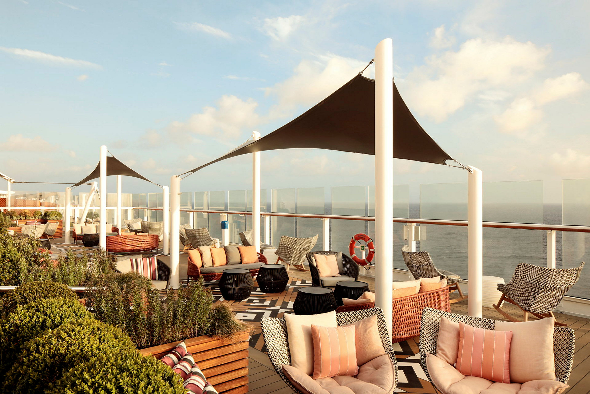 Outdoor möbler och sittplatser på en solterrass med havsutsikt. (AI-genererad text)