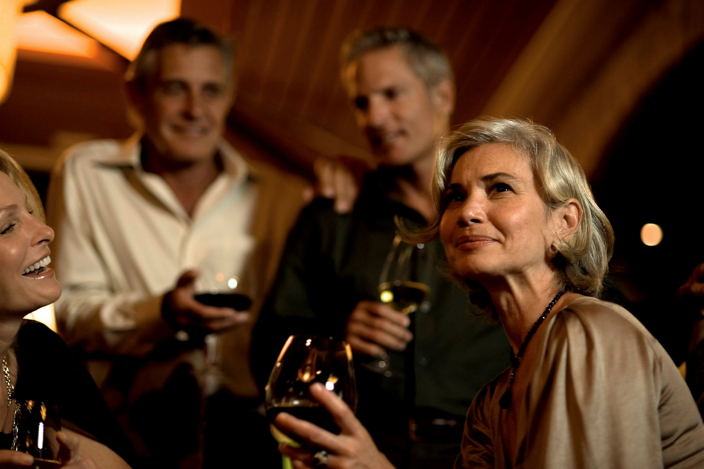 En grupp människor håller i glas på en kvällstillställning. (AI-genererad text)