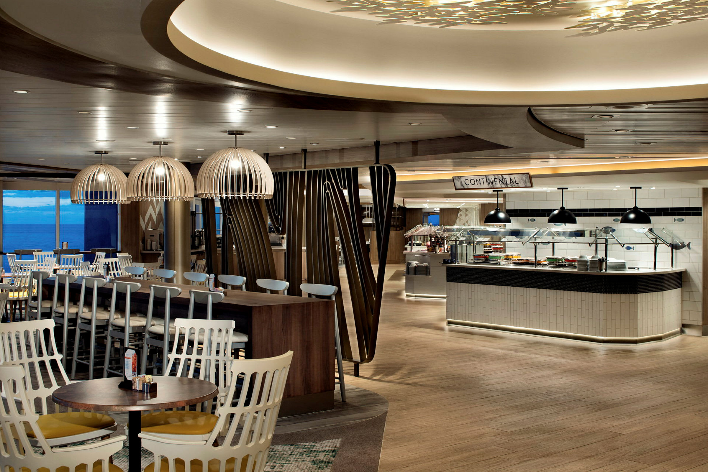 En modern restaurang med träinredning, bord och stolar samt en buffédisk. (AI-genererad text)