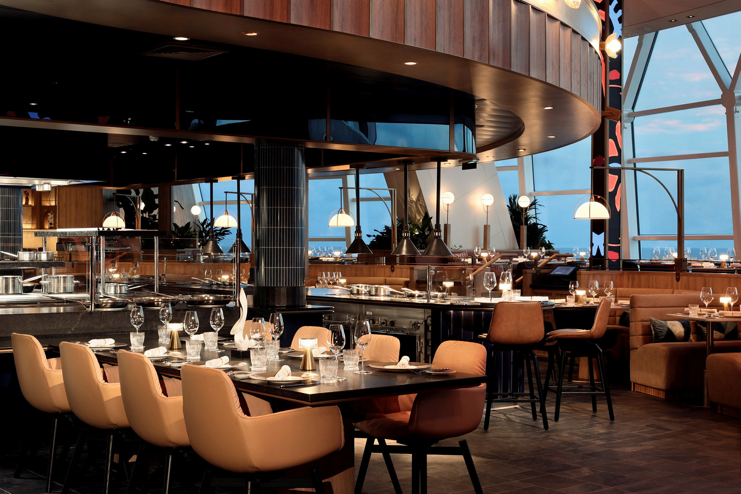 En elegant restauranginteriör med dukade bord, bekväma stolar och modern belysning. (AI-genererad text)