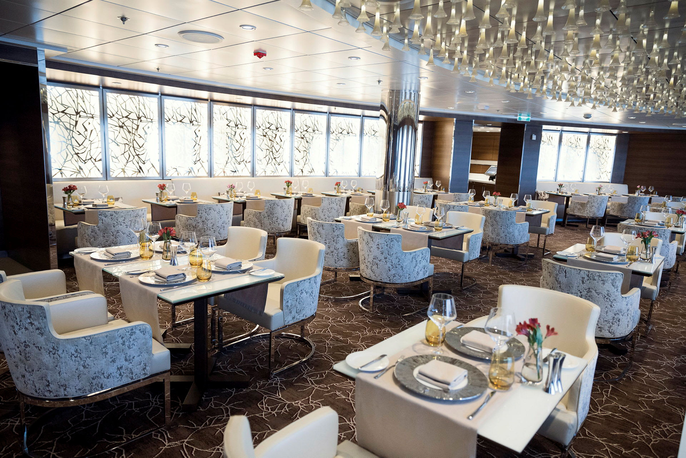 En elegant restaurang med flera bord, dekorerade med glas och servetter. (AI-genererad text)