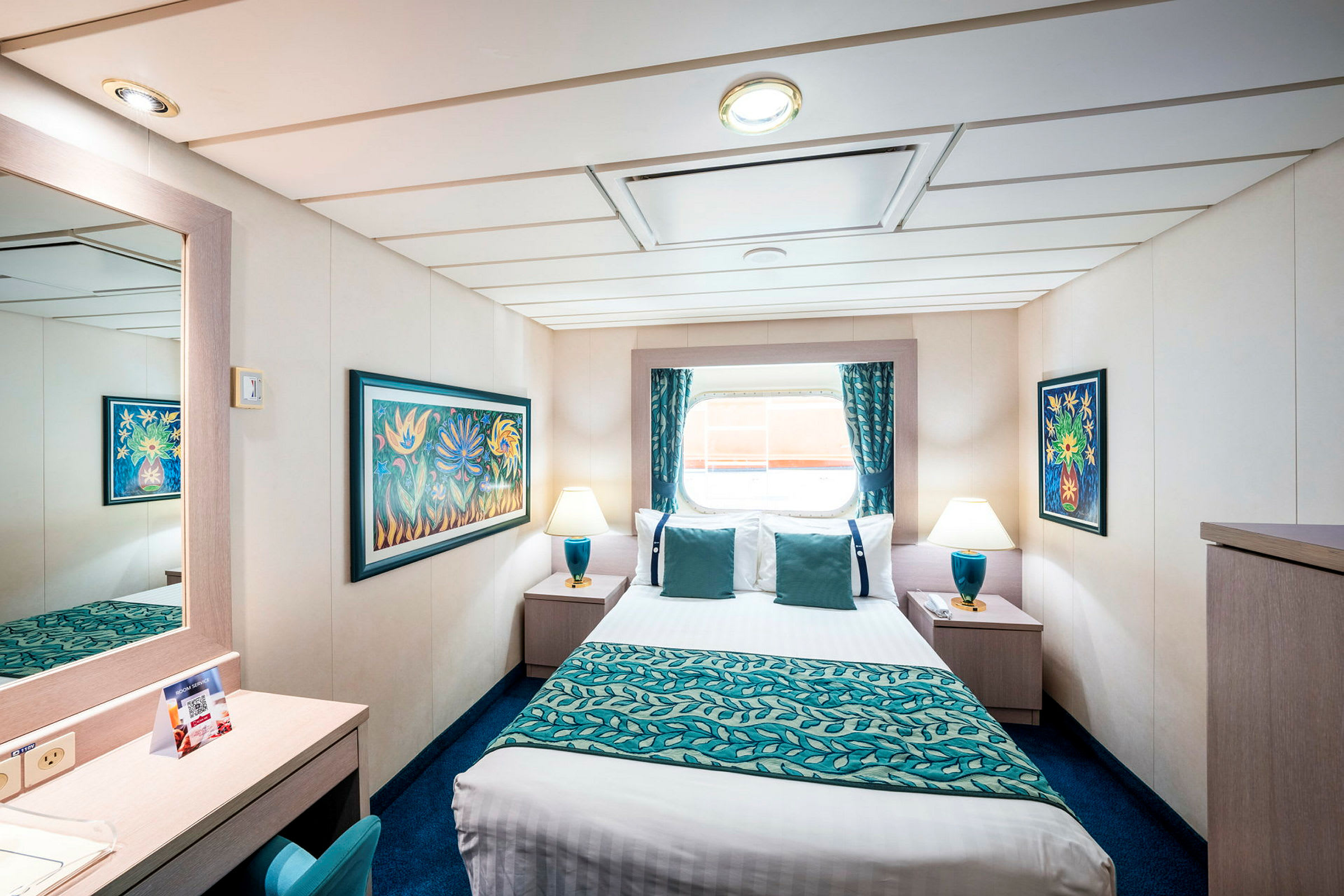 Hotellrum med dubbelsäng, fönster och inredning i turkost tema. (AI-genererad text)