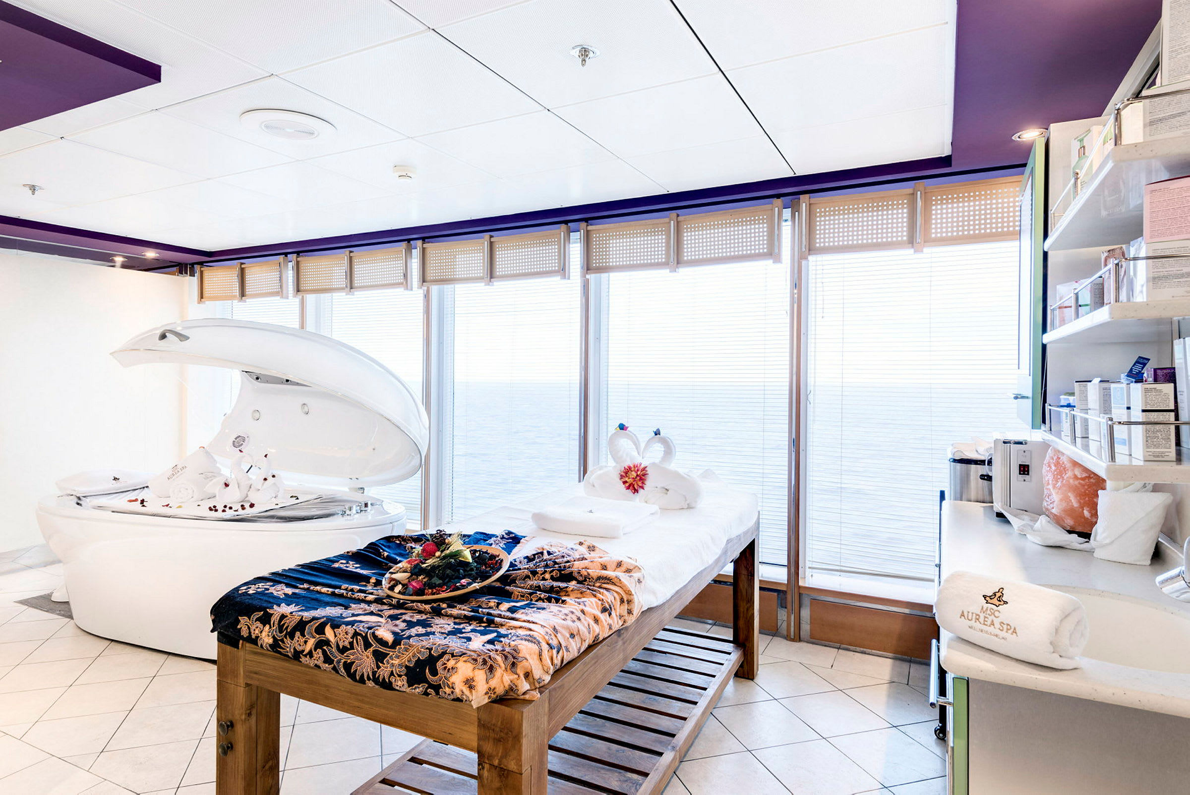 Massagebord och avslappningsutrustning i ett spa med havsutsikt. (AI-genererad text)