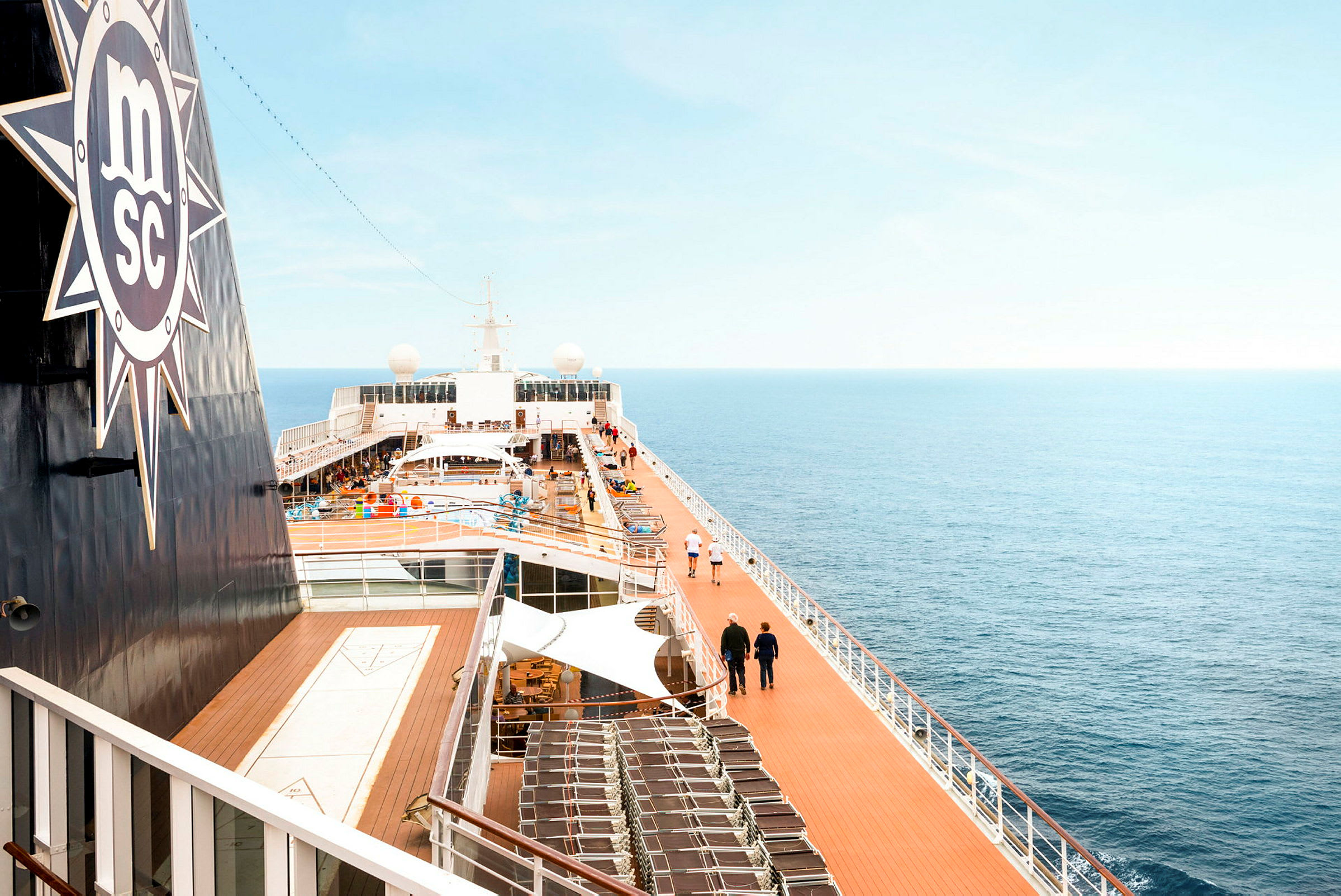 Bild på däck av ett MSC-kryssningsfartyg med utsikt över havet. (AI-genererad text)