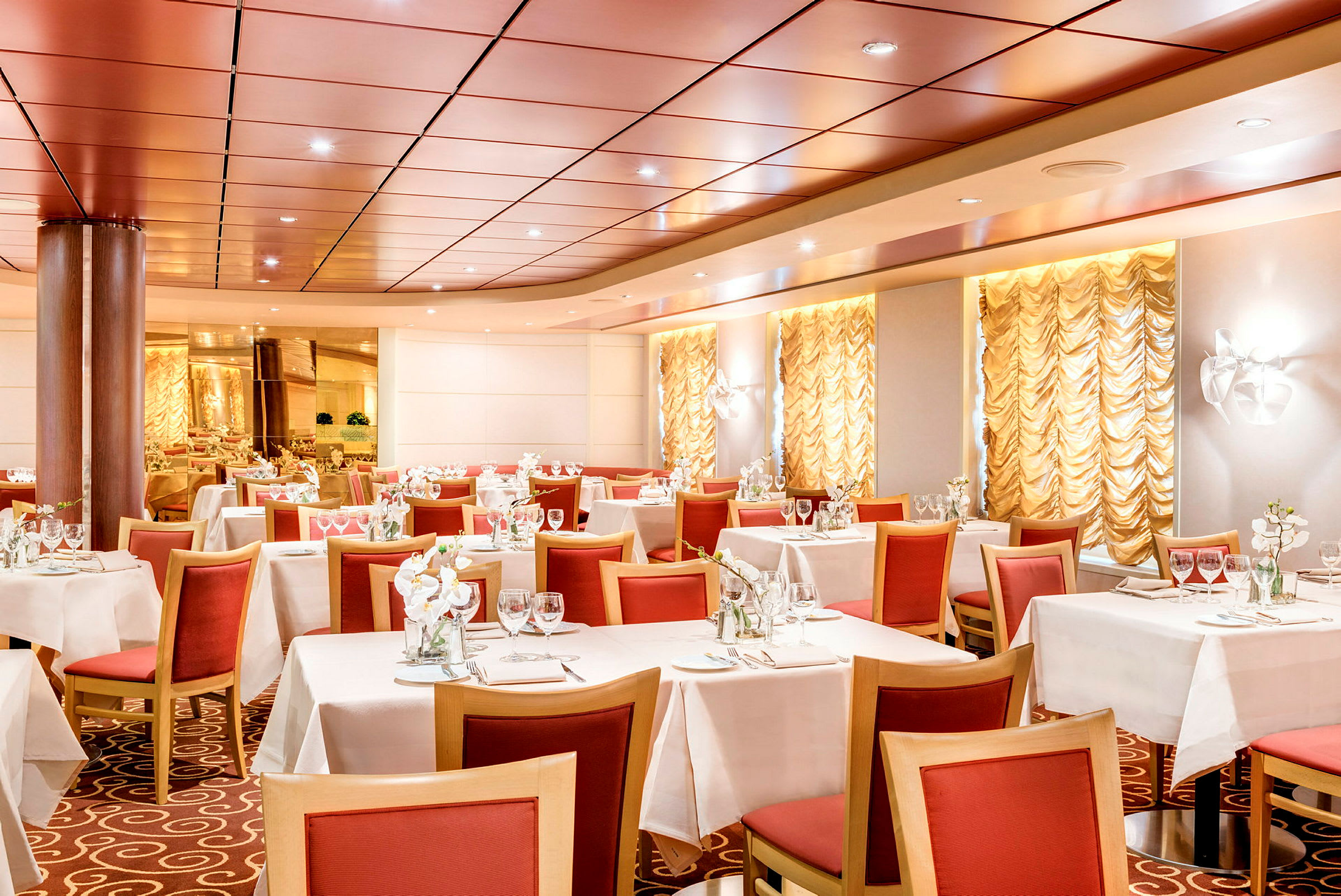 Restaurang med dukade bord och röda stolar, inrett med guldiga gardiner. (AI-genererad text)