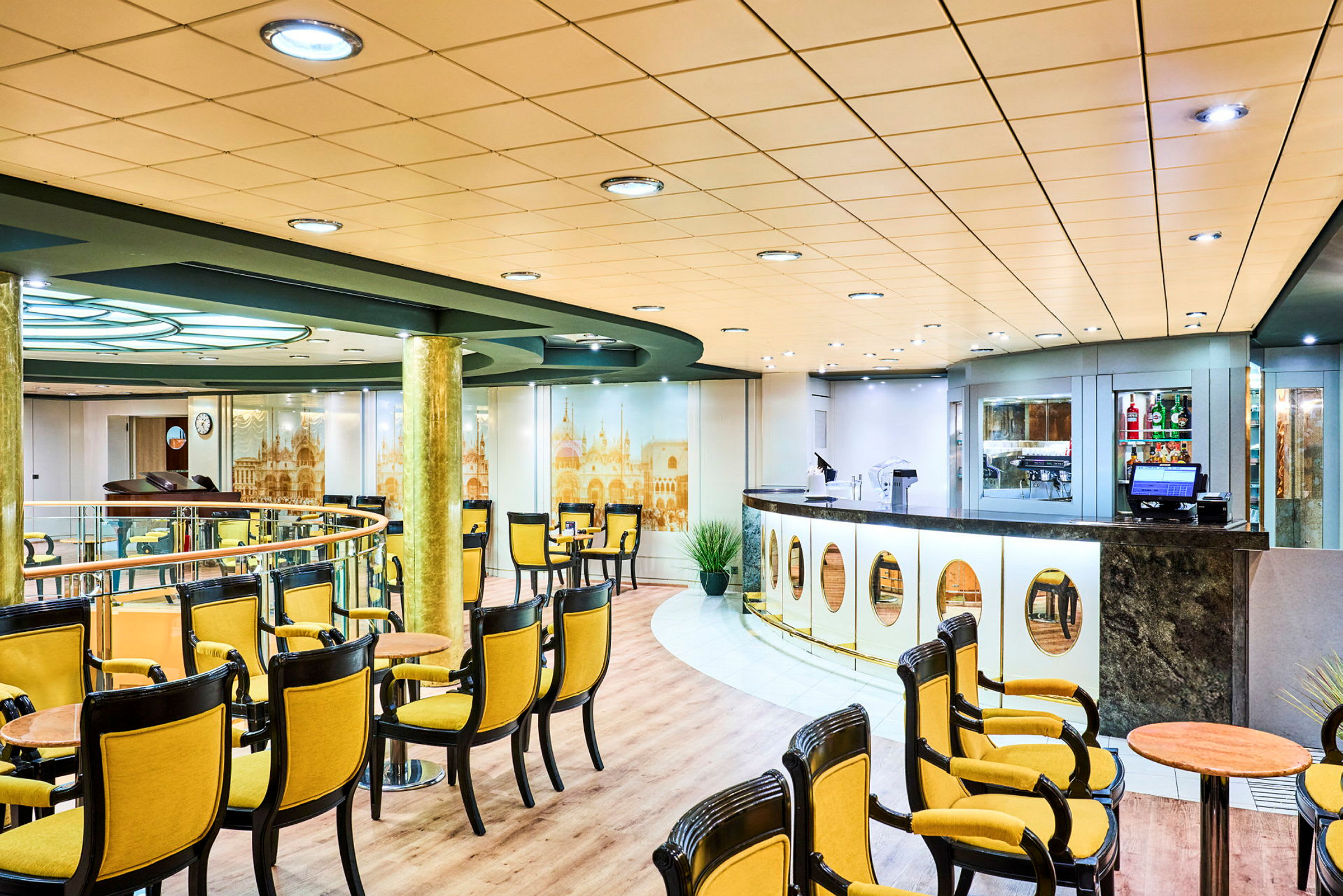Interiör av en elegant lokal med gula och svarta stolar samt en servicebar. (AI-genererad text)