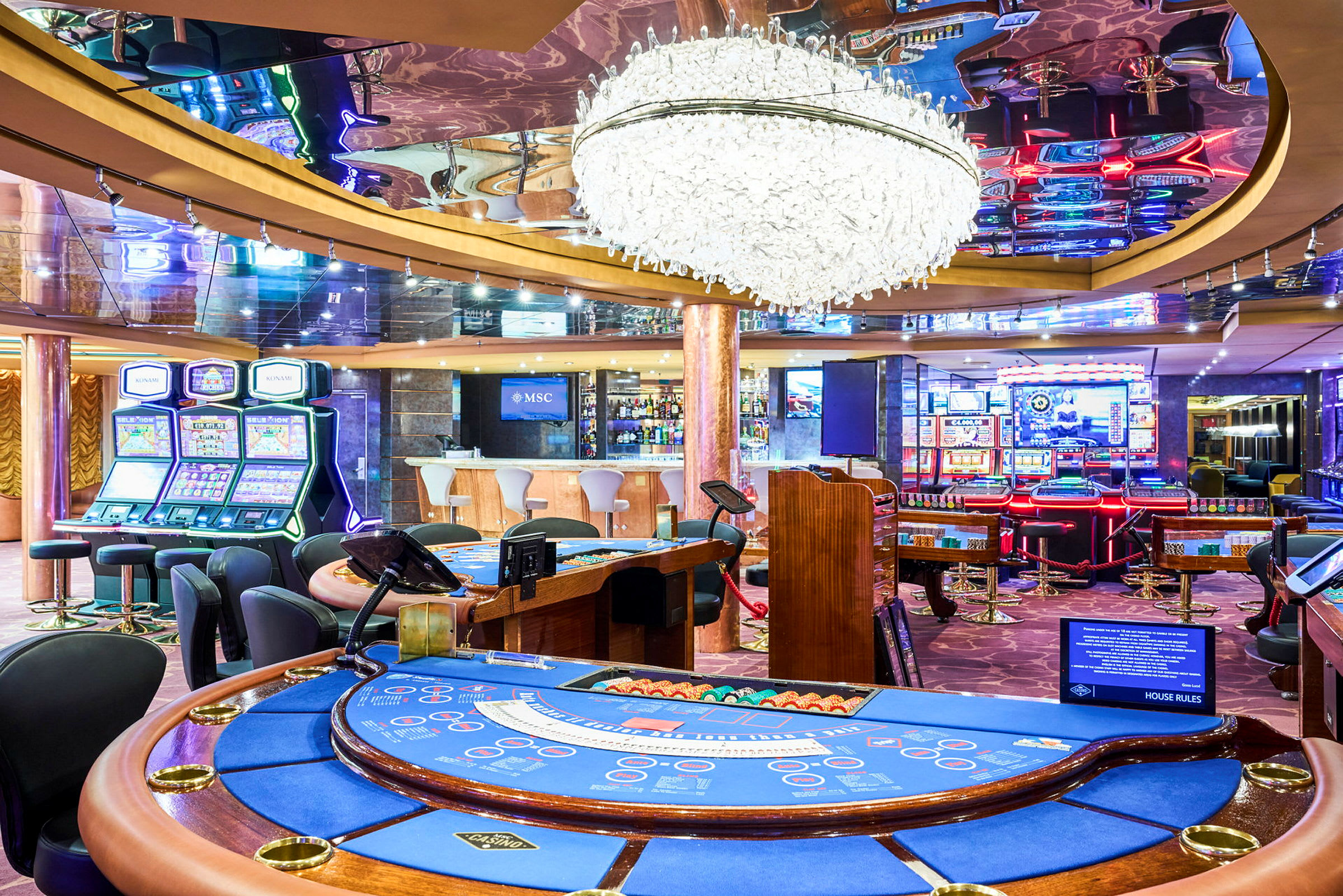 En kasinolokal med blackjackbord, spelautomater och bar. (AI-genererad text)