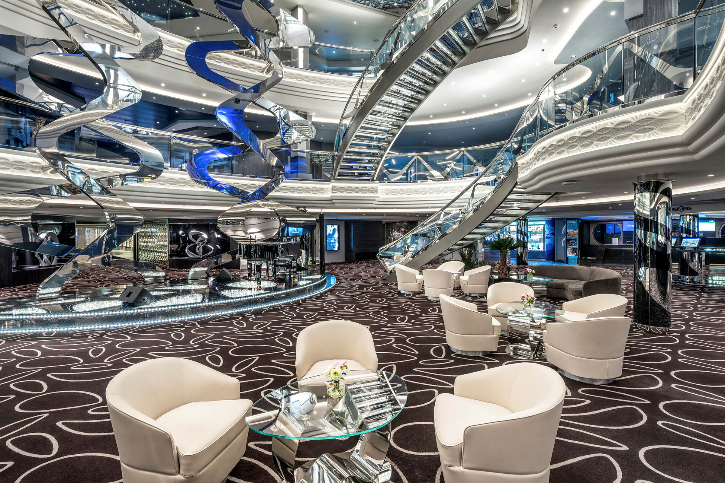 Interiör av en lyxig lounge med spiralformade trappor, moderna möbler och dekorativa detaljer. (AI-genererad text)