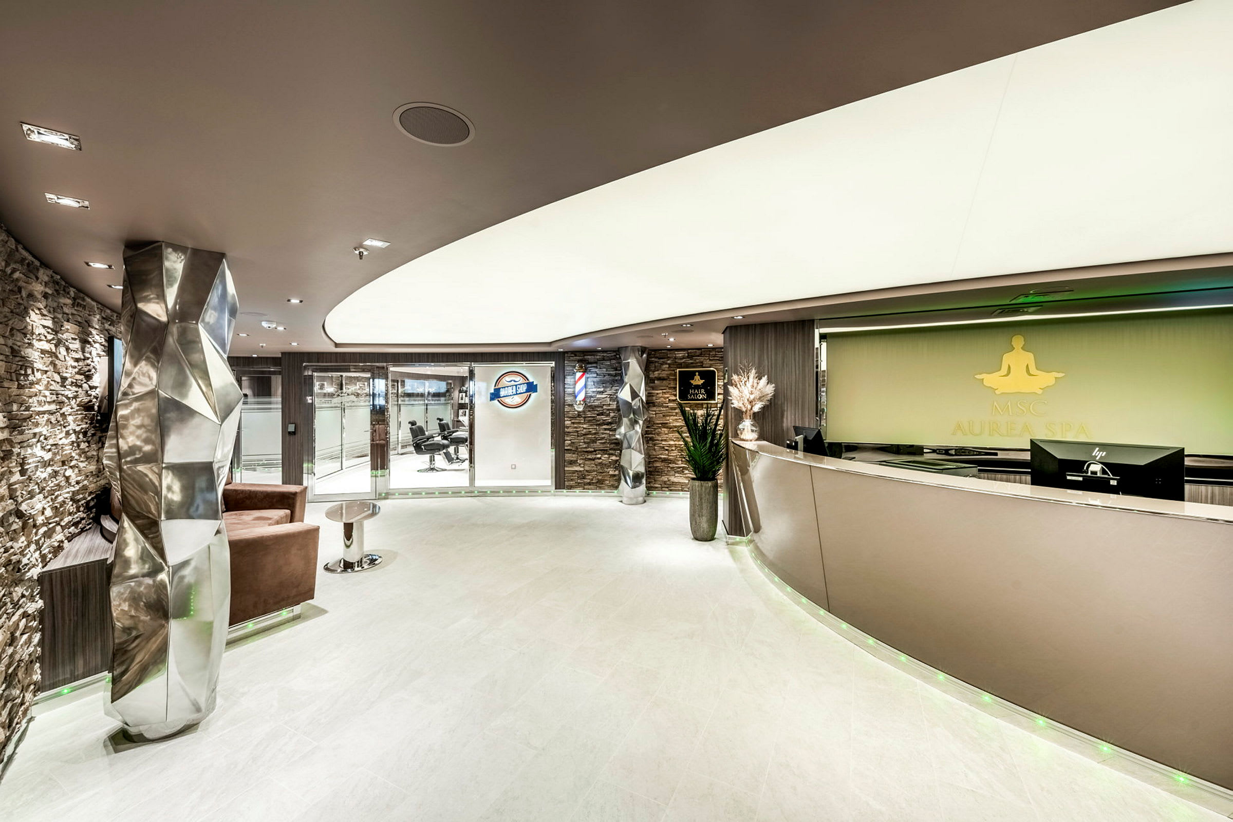 Reception med modern inredning och MSC Aurea Spa-logotyp. (AI-genererad text)